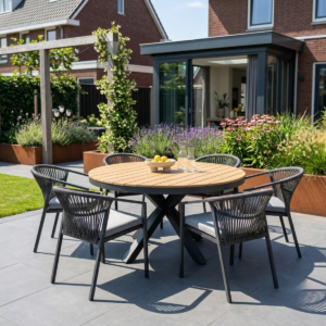 Ronde diningset met bijpassende stoelen. De tafel heeft een diameter van 140cm. En de tuinstoelen zijn stapelbaar