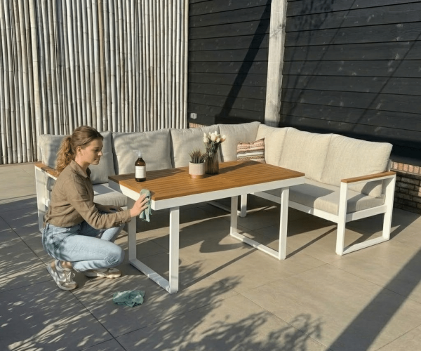 Onderhoud aan tuinmeubel doen