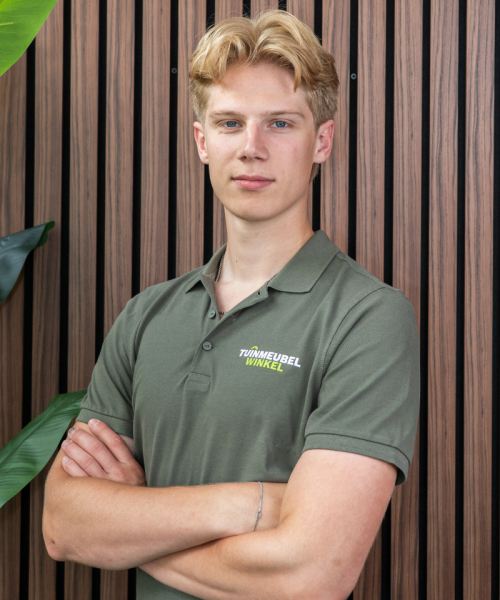 Simon weet precies welke afmetingen nodig zijn om een tuinset perfect in je tuin te zetten. Hij houdt rekening met loop ruimte.