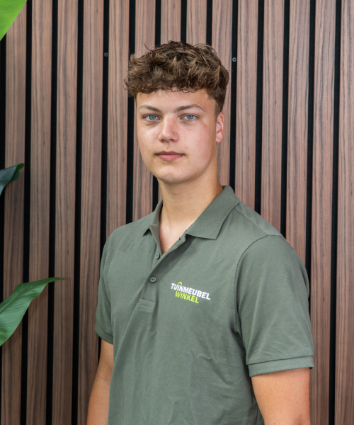 Thijn weet als geen ander hoe belangrijk het is om je tuinmeubelen te beschermen. Hij adviseert over de hoezen, maar ook over hoe je het beste je tuinmeubelen kunt opbergen.